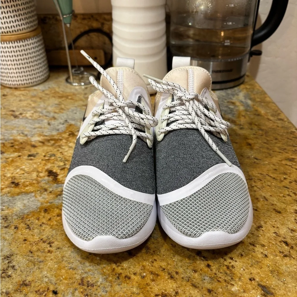 Nike lunarcharge size 6